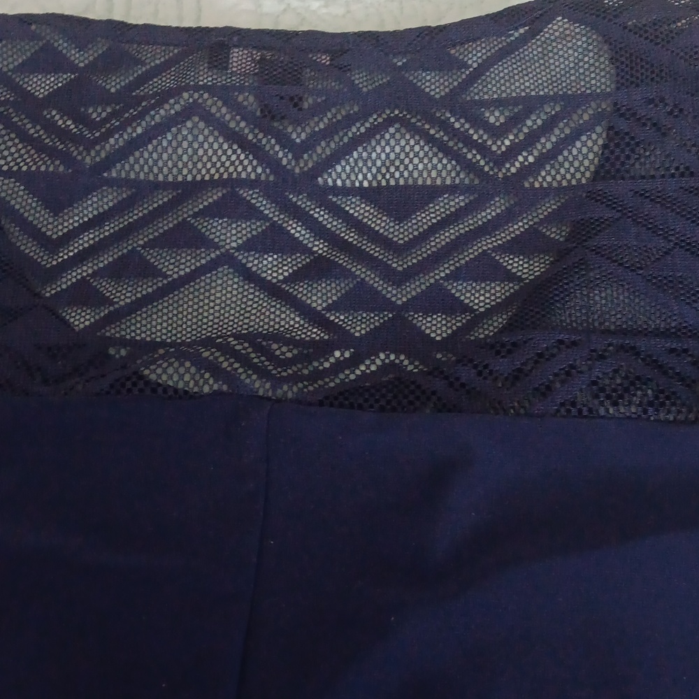 Small cold shoulder navy top. EUC. - Picture 8 of 8